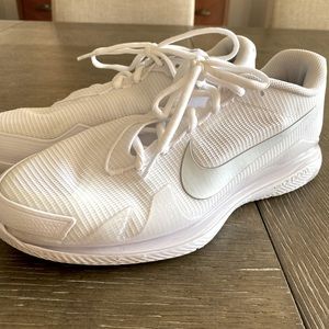 Like new Nike Zoom tennis shoes